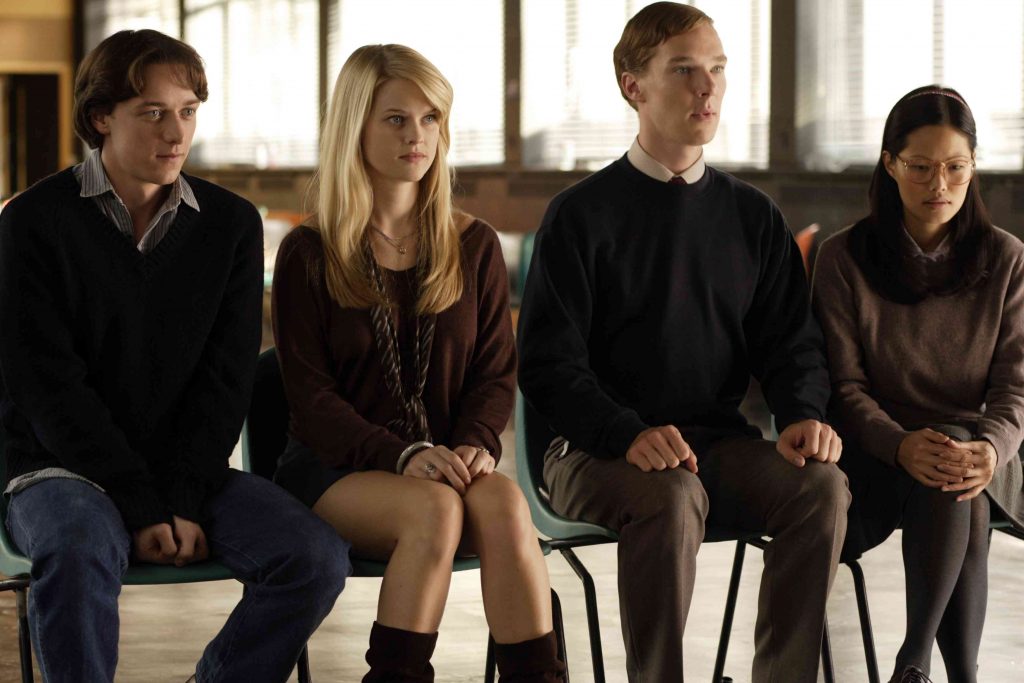 James McAvoy, Alice Eve, Benedict Cumberbatch e Elaine Tan em Starter for 10